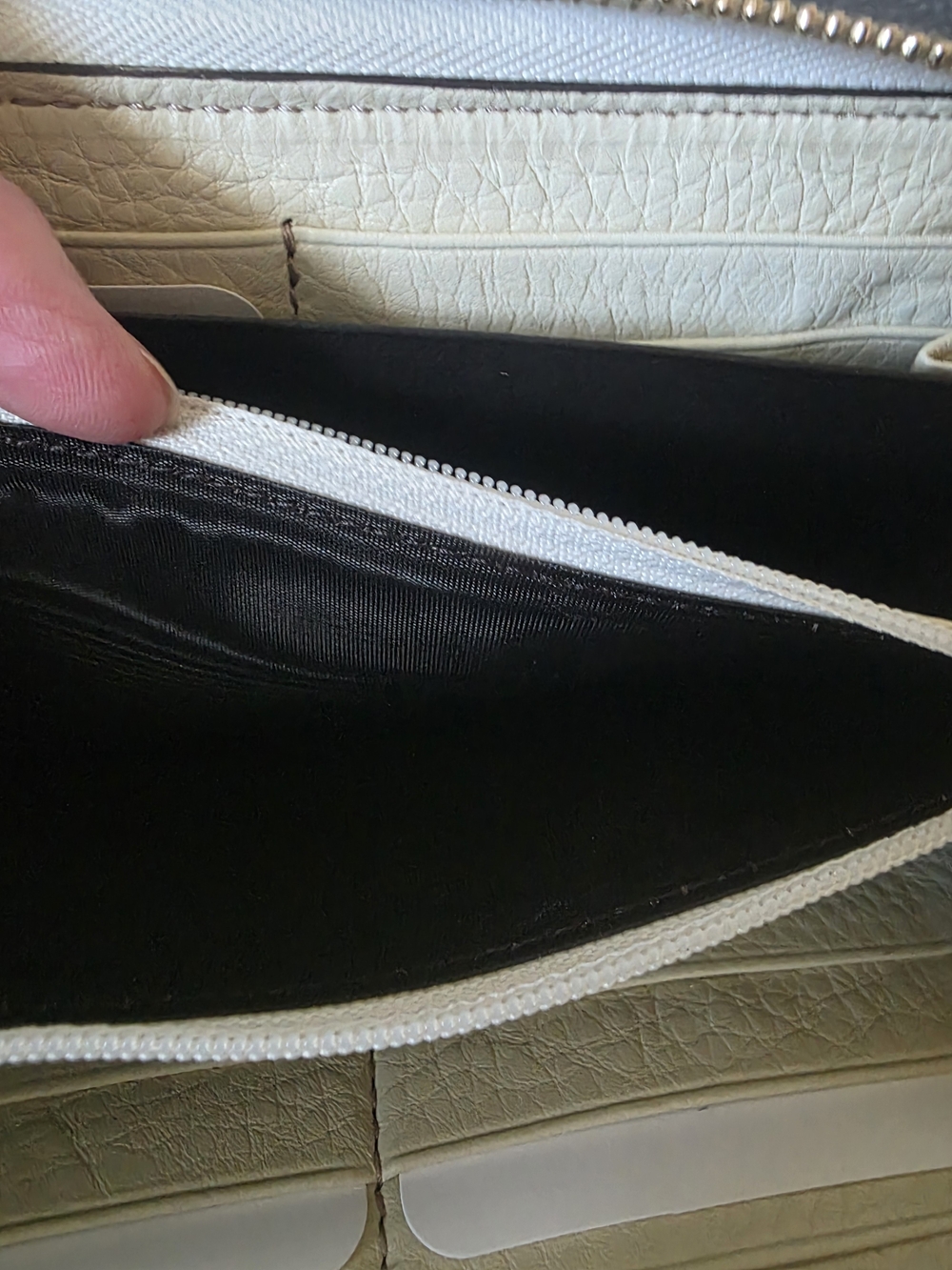 Gucci Cream Leather Zip Wallet with Bamboo Tassel Detail - Picture 6 of 11